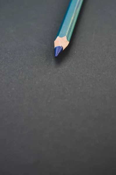 Eine Vertikale Nahaufnahme Eines Bleistifts Auf Schwarzem Hintergrund — Stockfoto