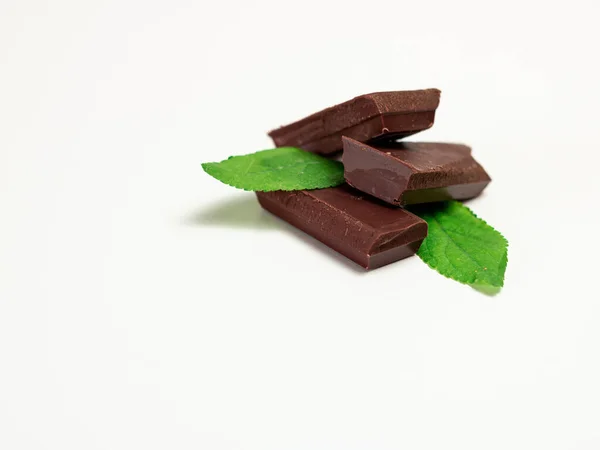 Las Piezas Chocolate Con Hojas Verdes Sobre Fondo Blanco — Foto de Stock