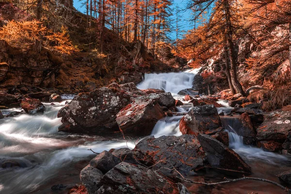 Krásný Výhled Podzimní Krajinu Vodopád Lese — Stock fotografie