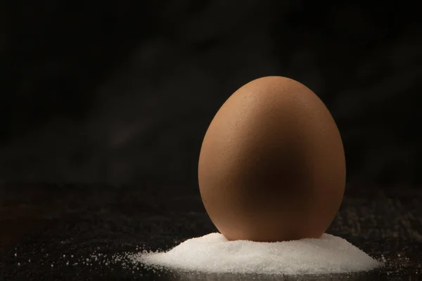 Masadaki Tuzlu Yumurtanın Koyu Bir Arka Plana Yakın Plan Görüntüsü — Stok fotoğraf