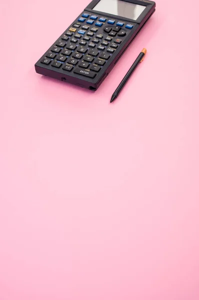 Plan Vertical Une Calculatrice Stylo Sur Fond Rose — Photo