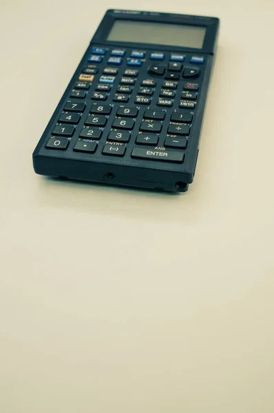 Widok Góry Zbliżenie Kalkulatora Graficznego Izolowanego Białym Tle — Zdjęcie stockowe