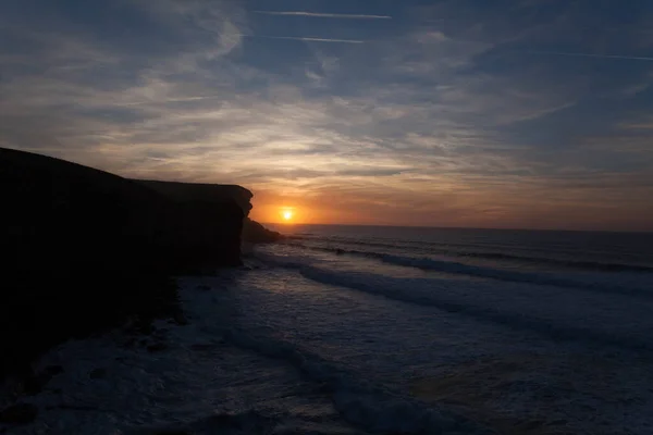 Una Toma Increíble Hermoso Acantilado Costero Sobre Fondo Atardecer Junto — Foto de Stock