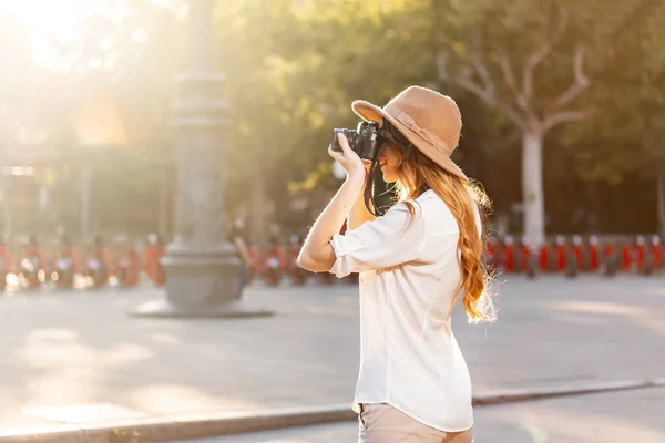 Foco Poco Profundo Una Turista Con Sombrero Fedora Fotografiando Barcelona — Foto de Stock