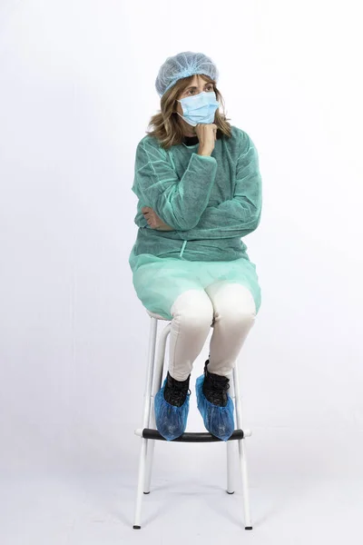 一位中年妇女坐在医院里等着 — 图库照片