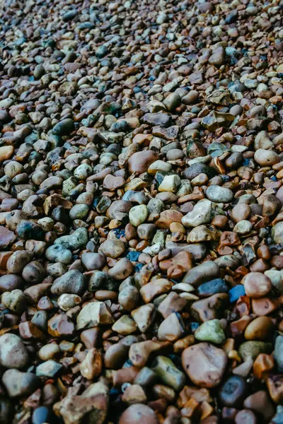 Вертикальный Кадр Красочных Камней Пляже Идеально Подходит Мобильных — стоковое фото