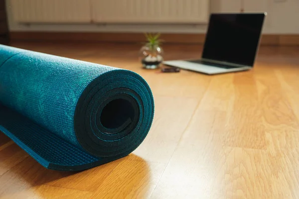 Primo Piano Tappetino Yoga Laptop Preparato Una Lezione Yoga Online — Foto Stock