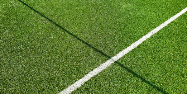 Zielone Boisko Piłkarskie Białą Linią — Zdjęcie stockowe
