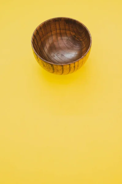 Svislý Pohled Shora Dřevěnou Mísu Žlutém Pozadí — Stock fotografie