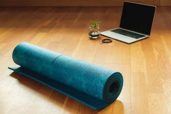 Yoga Minderi Dizüstü Bilgisayarın Yakın Çekimi Evde Yapılacak Bir Yoga — Stok fotoğraf