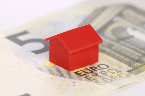 欧元钞票上一座红色复制品房屋的特写 房地产概念 — 图库照片