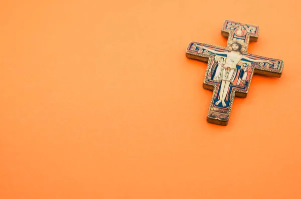 High Angle Shot Decorated Cross Isolated Orange Background — Stock Photo, Image