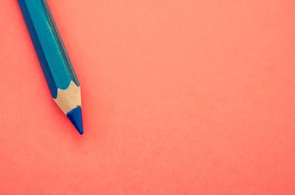 Een Bovenaanzicht Van Een Scherp Blauw Potlood Geïsoleerd Een Oranje — Stockfoto