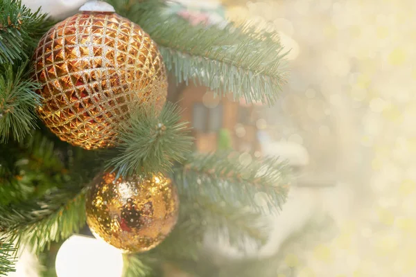 Ένα Κοντινό Πλάνο Από Χρυσά Χριστουγεννιάτικα Στολίδια Στο Χριστουγεννιάτικο Δέντρο — Φωτογραφία Αρχείου