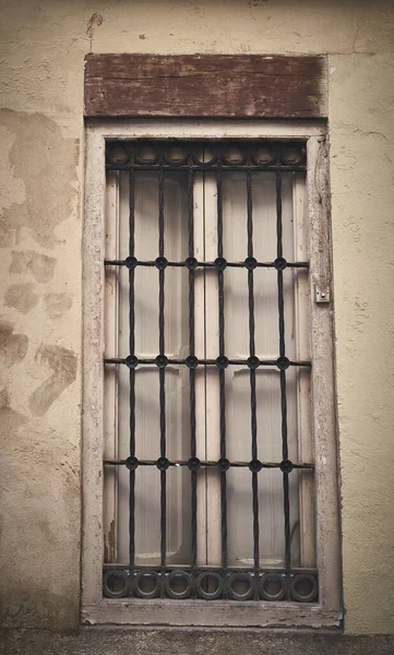 Вертикальный Снимок Металлического Окна Здании — стоковое фото