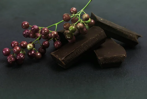 Primer Plano Trozos Chocolate Con Bayas Rojas — Foto de Stock