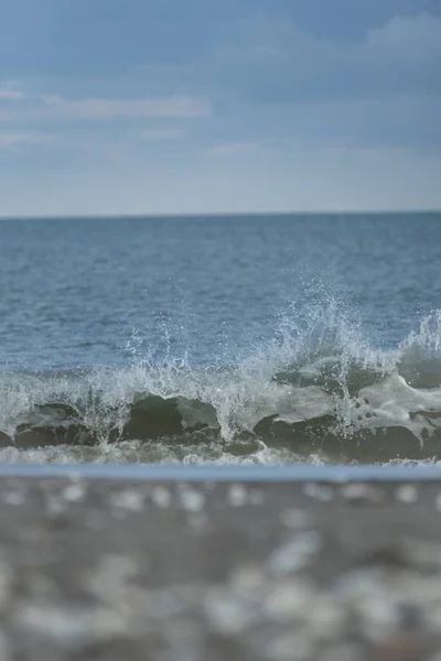 Hipnotyzujące Ujęcie Fali Oceanicznej Docierającej Wybrzeża — Zdjęcie stockowe