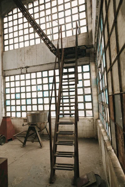 Tiro Vertical Uma Escadaria Estreita Uma Chaleira Dentro Edifício Industrial — Fotografia de Stock