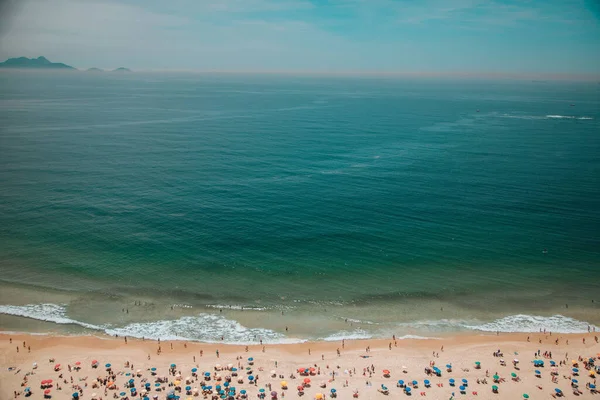 Colpo Alto Angolo Onde Schiuma Che Colpiscono Una Spiaggia Sabbiosa — Foto Stock