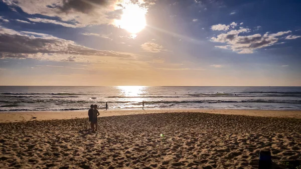 Grupo Pessoas Praia Início Manhã Como Sol Nasce Sunshine Coast — Fotografia de Stock