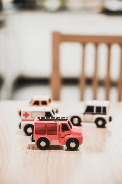 Zbliżenie Czterech Małych Samochodów Awaryjnych Strażackich Policyjnych Taxi Zabawek Drewnianym — Zdjęcie stockowe