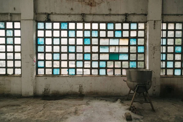 Janelas Quadradas Azuis Brancas Forno Industrial Visto Dentro Edifício Abandonado — Fotografia de Stock