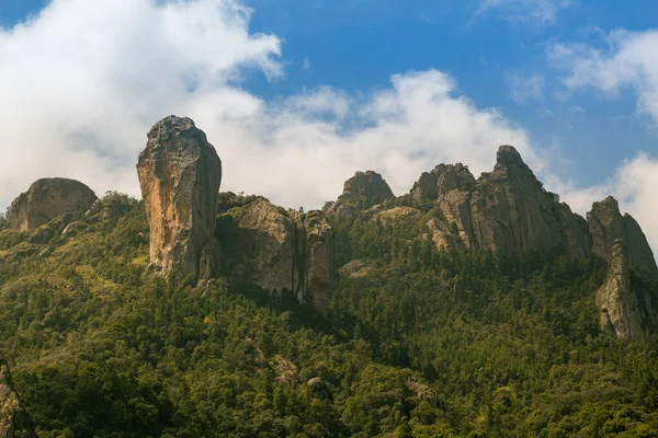 Hermoso Plano Altas Montañas Colinas Cubiertas Vegetación Día Soleado — Foto de Stock