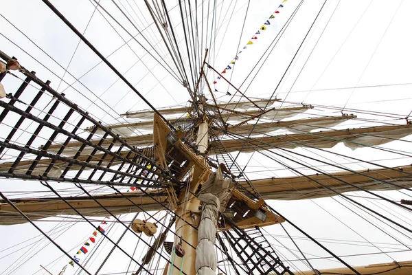 巨大な木製の船マストの低角度ショット — ストック写真