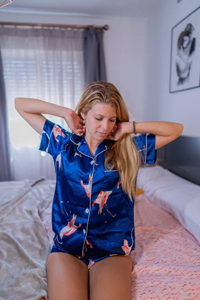 Eine Vertikale Aufnahme Einer Schönen Jungen Frau Schlafanzug Die Auf — Stockfoto