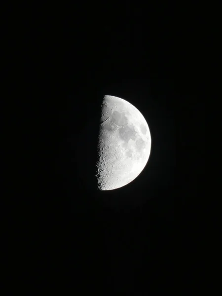 Tiro Vertical Meia Lua Contra Céu Noturno Escuro — Fotografia de Stock