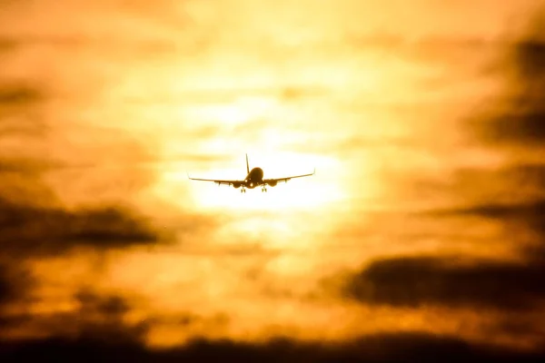 Una Silueta Avión Volando Cielo — Foto de Stock