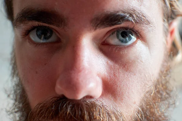 Zbliżenie Młodego Atrakcyjnego Mężczyzny Niebieskimi Oczami Brodą — Zdjęcie stockowe