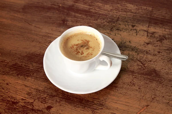 Eine Nahaufnahme Von Einer Tasse Heißen Kaffees Auf Einem Holztisch — Stockfoto