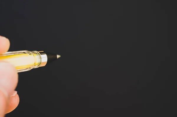 Ένα Κοντινό Πλάνο Ενός Χεριού Που Κρατάει Ένα Κίτρινο Στυλό — Φωτογραφία Αρχείου