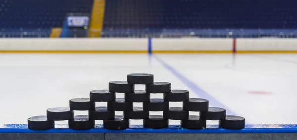 Una Pirámide Hecha Discos Hockey Sobre Hielo Encuentra Los Lados —  Fotos de Stock