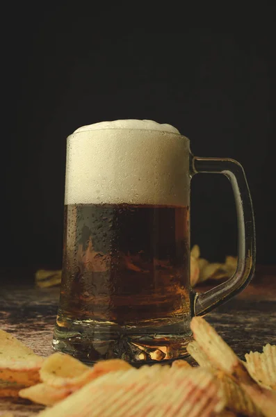 Vertical Shot Cold Beer Foam Table Chips — Stock Photo, Image