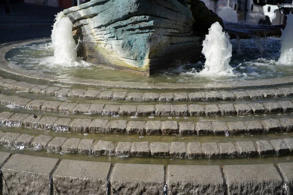 Colpo Angolo Alto Una Fontana Acqua Con Mattoni Grigi — Foto Stock