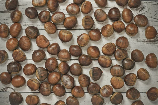 Bovenaanzicht Van Kastanjes Witte Houten Ondergrond — Stockfoto