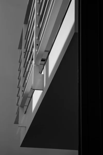 Uno Scatto Verticale Basso Angolo Scala Grigi Edificio Moderno — Foto Stock