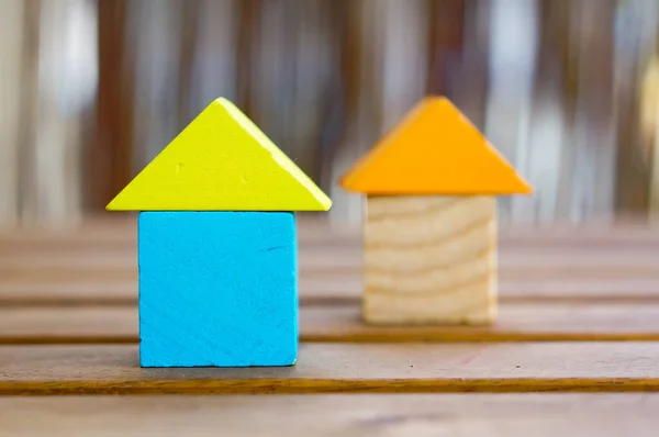 Een Close Van Twee Kleurrijke Houten Speelgoed Huizen Gemaakt Van — Stockfoto