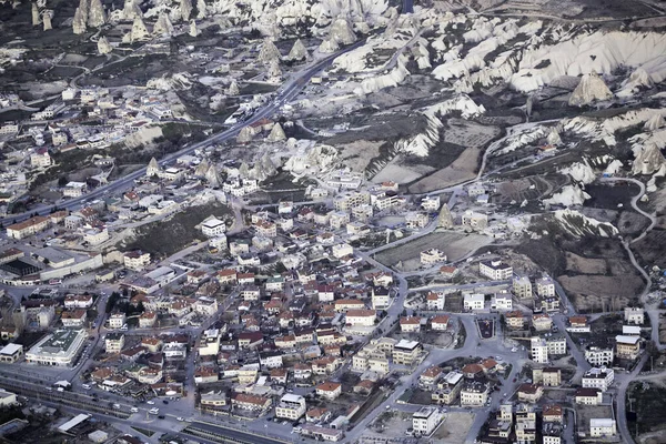 Dağlık Bir Arazinin Yakınında Şehrin Havadan Çekilmiş Bir Görüntüsü — Stok fotoğraf