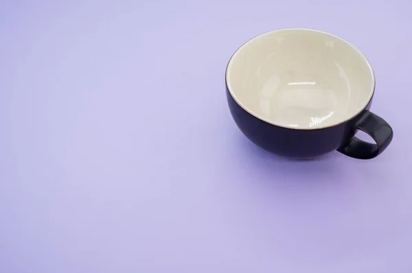 Primer Plano Una Taza Azul Oscuro Blanco — Foto de Stock