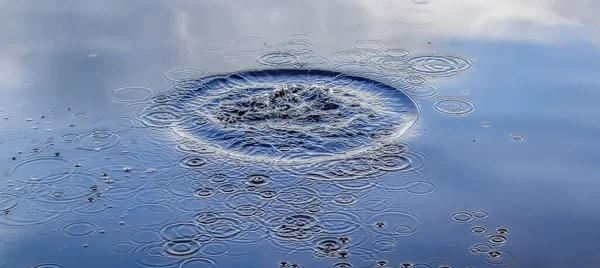 Красивая Вода Озере Брызгами Воды Рябью Поверхности Облаками Отражениями Неба — стоковое фото