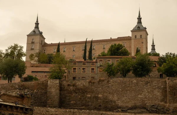 Una Vista Fascinante Fortificación Del Alcázar Toledo Bajo Cielo Nublado —  Fotos de Stock