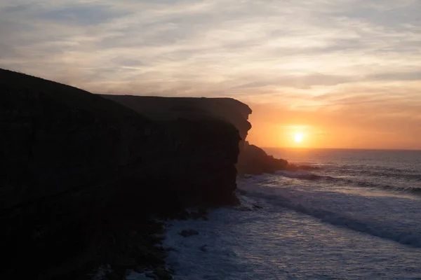 一张美丽的海滨悬崖的惊人的照片 背景是海滨落日 — 图库照片