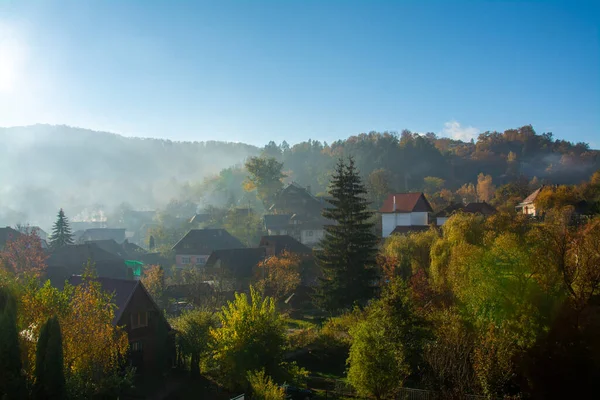 Mlha Nad Obcí Podzim Ráno Sovata Rumunsko — Stock fotografie