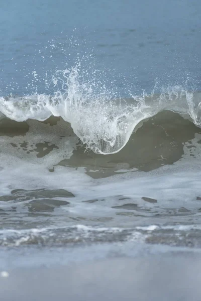 一张迷人的海浪到达海岸线的照片 — 图库照片