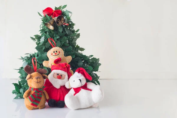 Рождественская Елка Игрушки Белой Поверхности — стоковое фото