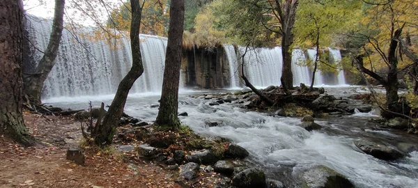 Водопад Осеннем Парке Мрачный День — стоковое фото