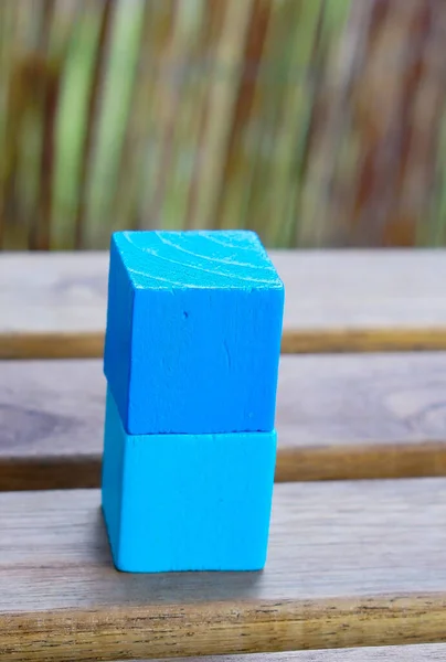 Eine Vertikale Aufnahme Blauer Holzspielzeugklötze Die Auf Einer Holzoberfläche Gestapelt — Stockfoto